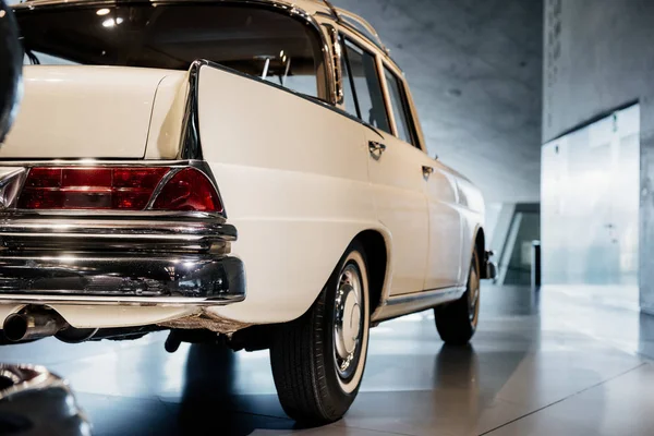 Вигляд Зблизька Задню Частину Зображення Білого Класичного Рідкісного Автомобіля Припаркованого — стокове фото