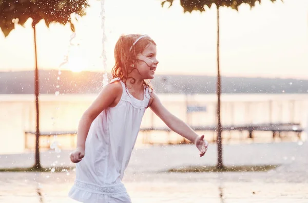 Smiling Happy Young Girl Play Fountain Summer Heat Lake Woods — Stok fotoğraf