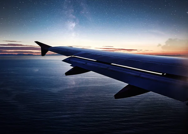 飛行機の翼を持つ天の川 写真観光事業者に適用されます 乗客の飛行機と風景は夜に星空を飛んでいます 宇宙背景 旅のコンセプト — ストック写真