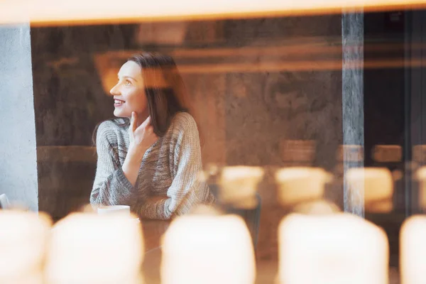 Leende Kvinna Café Med Mobiltelefon Och Sms Sociala Nätverk Sitter — Stockfoto