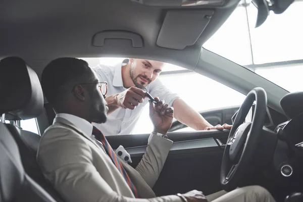 Jovem Homem Negócios Preto Test Drive Carro Novo Rico Homem — Fotografia de Stock