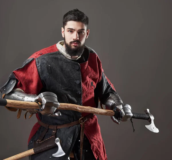 Cavaleiro Medieval Sobre Fundo Cinzento Retrato Brutal Guerreiro Rosto Sujo — Fotografia de Stock