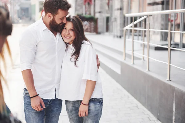 Glücklich Verliebt Ein Paar Auf Der Straße — Stockfoto