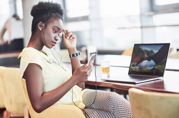 Una Joven Afroamericana Con Pelo Rizado Oscuro Reflexionando Sobre Portátil — Foto de Stock