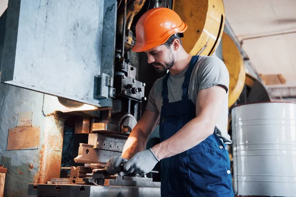 Tapasztalt Operátor Keménykalapban Fémipar Koncepció Professzionális Mérnök Fémmunkás Működő Cnc — Stock Fotó