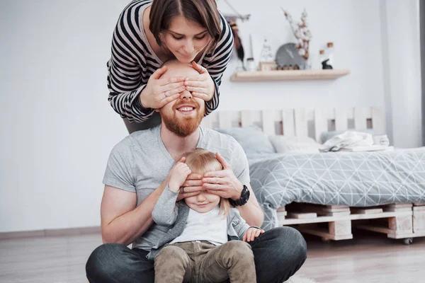 Felice Famiglia Madre Padre Figlia Casa — Foto Stock