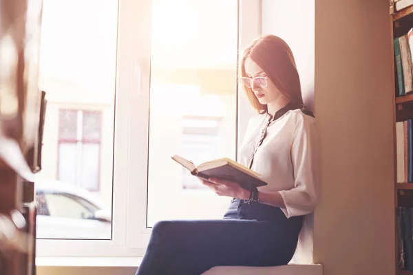 Una Estudiante Sienta Alféizar Una Ventana Una Biblioteca Lee Libro —  Fotos de Stock