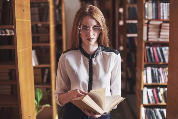 Jovem Atraente Estudante Bibliotecário Lendo Livro Entre Estantes Biblioteca — Fotografia de Stock