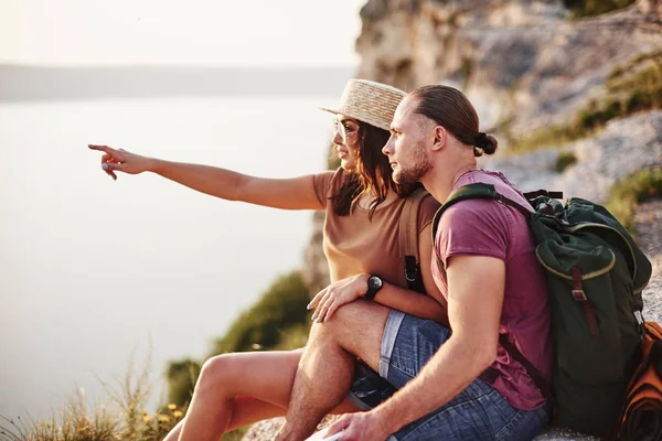 Algo Não Viste Mesmo Casal Jovem Descansando Caminhar Beira Montanha — Fotografia de Stock