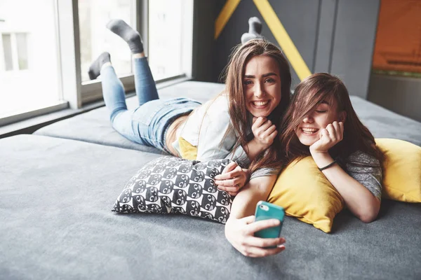 Dos Hermanas Gemelas Sonrientes Lindas Sosteniendo Teléfono Inteligente Haciendo Selfie —  Fotos de Stock