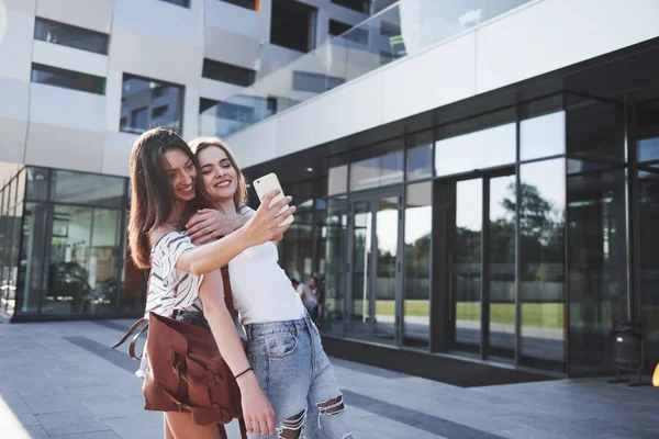 Dos Hermosas Jóvenes Estudiantes Felices Con Mochila Cerca Del Campus —  Fotos de Stock