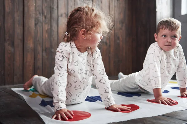 Duas Crianças Felizes Brincando Twister Casa Irmão Irmã Divertir Feriado — Fotografia de Stock