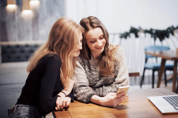 Rencontre Individuelle Deux Jeunes Femmes Affaires Assises Table Dans Café — Photo