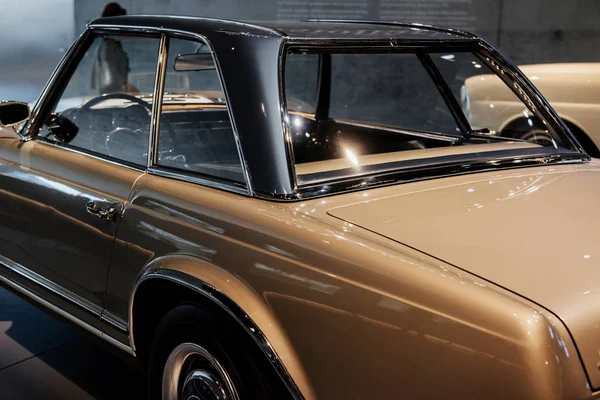 Wystawa Samochodowa Zdjęcie Brązowego Rocznika Polerowane Błyszczący Samochód Zaparkowany Pomieszczeniach — Zdjęcie stockowe