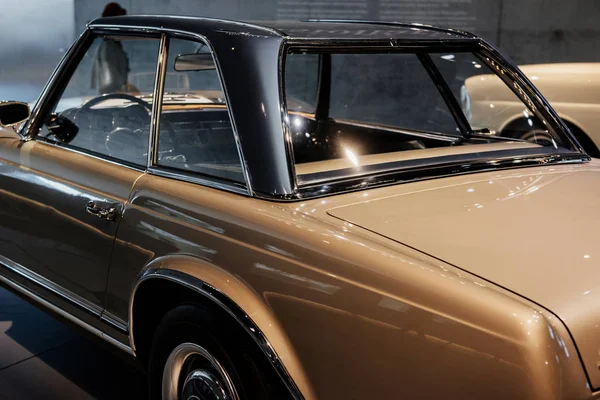 Automobile Exhibition Photo Brown Vintage Polished Shiny Car Parked Indoors — Stok fotoğraf