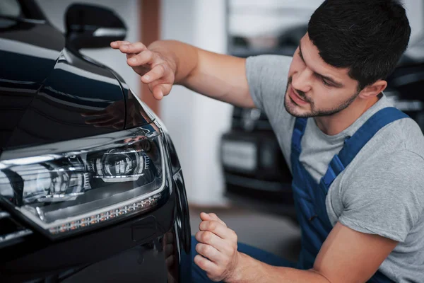 Retrato Hombre Feliz Sonriente Que Elige Coche Nuevo Cabina — Foto de Stock