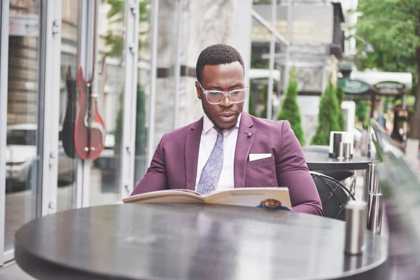 Ein Schöner Afrikanisch Amerikanischer Geschäftsmann Liest Einem Café Eine Speisekarte — Stockfoto