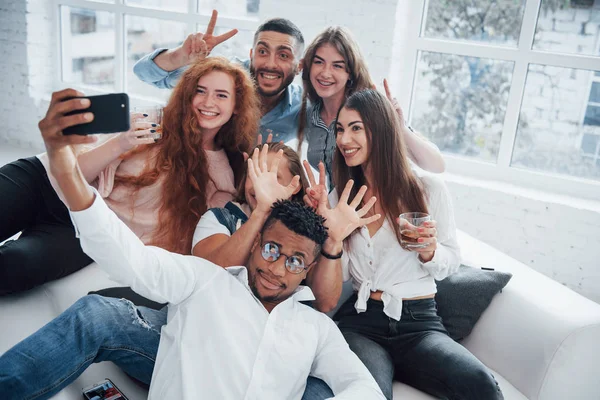 Tirar Uma Fotografia Jovens Amigos Alegres Divertindo Bebendo Interior Branco — Fotografia de Stock