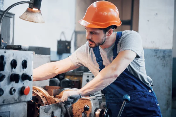 Experienced Operator Hard Hat Metalworking Industry Concept Professional Engineer Metalworker — 스톡 사진
