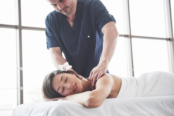 Jovem Mulher Bonita Relaxando Rosto Massagem — Fotografia de Stock