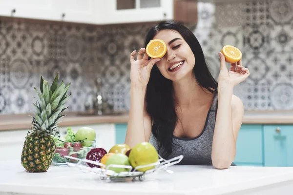 Ung Sportflicka Njuter Fruktsallad Att Vara Lekfull Täcker Hennes Ögon — Stockfoto