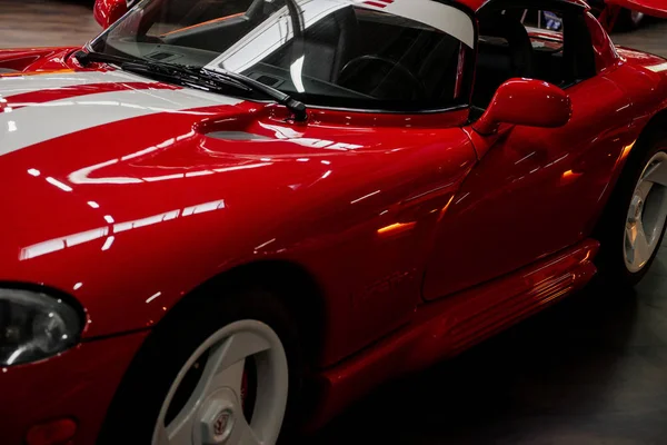 2018年10月16日 ドイツ シンハイム テクニック博物館 車の展示会で屋内に立つ赤いスポーツカーの左側 — ストック写真
