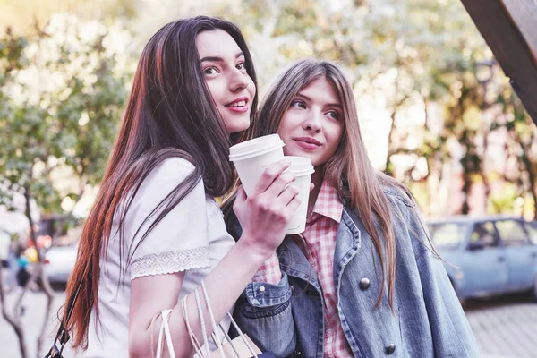 Sokakta Kahve Fincanlarıyla Gülümseyen Genç Kızlar Çkiler Arkadaşlık Konsepti — Stok fotoğraf