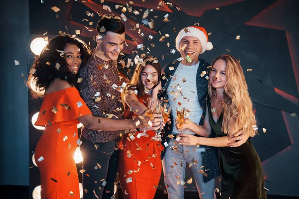 Grupo Amigos Posando Divertindo Com Bonecos Neve Champanhe Celebração Ano — Fotografia de Stock