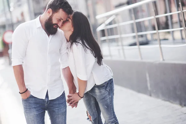 美しい幸せなカップルは街の通りで抱き合っています ライフスタイルのコンセプト愛とロマンス — ストック写真