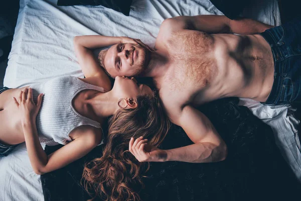 Retrato Una Feliz Pareja Joven Que Relaja Una Cama Acogedora —  Fotos de Stock