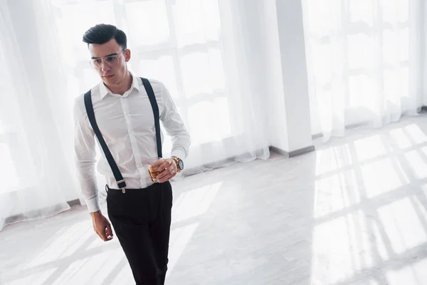 Lege Kamer Man Het Elegante Luxe Pak Loopt Ruime Witte — Stockfoto