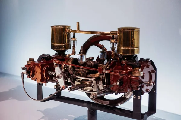ドイツのシュトゥットガルト 2018年10月16日 メルセデス博物館 こっちを見て白い背景に自動車エンジンが立っている — ストック写真