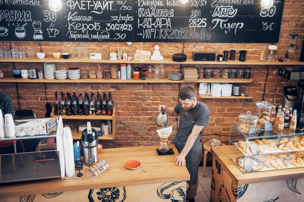 Ресторан Coffee Shop Bar Cafe Релаксация. Популярная современная кофейня занята персоналом
.