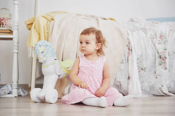 Menina Bonita Brincando Brinquedos Loira Olhos Azuis Cadeira Branca Quarto — Fotografia de Stock