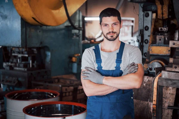 Porträt Eines Jungen Arbeiters Mit Hartem Hut Einer Großen Recyclingfabrik — Stockfoto