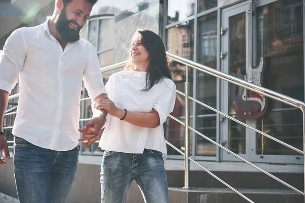 Een Jong Grappig Liefdevol Paar Veel Plezier Een Zonnige Dag — Stockfoto