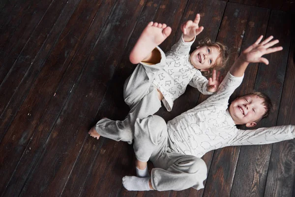 Dois Filhos Irmão Irmã Pijama Brincam Juntos — Fotografia de Stock