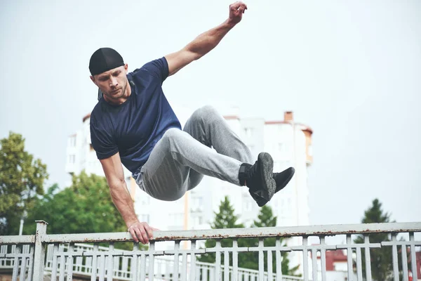 Mladý Sportovní Muž Dělá Parkour Městě — Stock fotografie