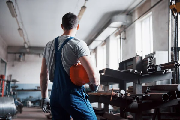 Porträt Eines Jungen Arbeiters Mit Hartem Hut Einer Großen Recyclingfabrik — Stockfoto