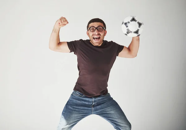 白い背景に孤立したサッカーファンの興奮 彼は喜んでジャンプし 彼の好きなチームのために応援の様々なトリックを実行します — ストック写真