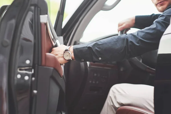 Hermoso Joven Traje Completo Mientras Conduce Coche —  Fotos de Stock