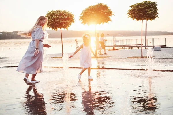 Una Donna Che Gioca Con Bambino Vicino All Oceano Nel — Foto Stock