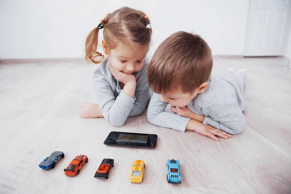 Barn Som Använder Digitala Prylar Hemma Broder Och Syster Pyjamas — Stockfoto