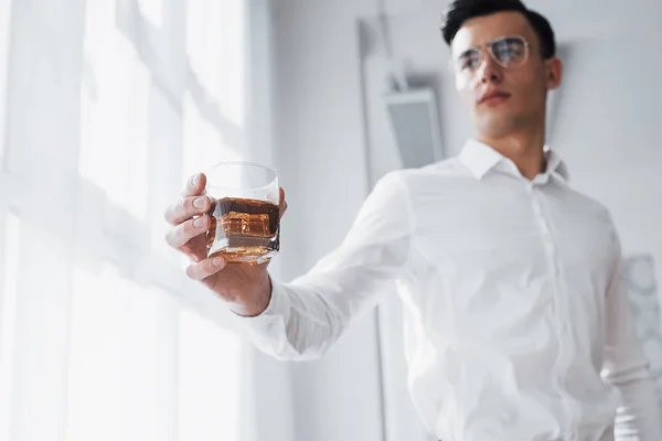 Närbild Snygg Man Glasögon Står Inomhus Och Håller Alkoholen — Stockfoto