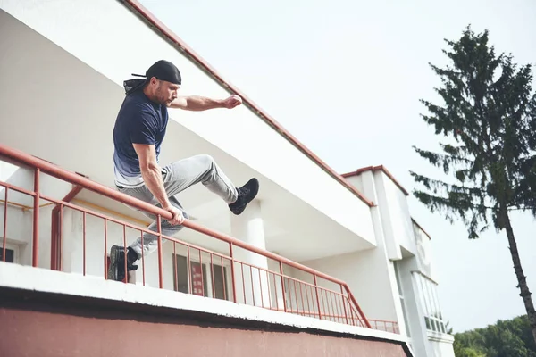 Mladý Sportovní Muž Dělá Parkour Městě — Stock fotografie