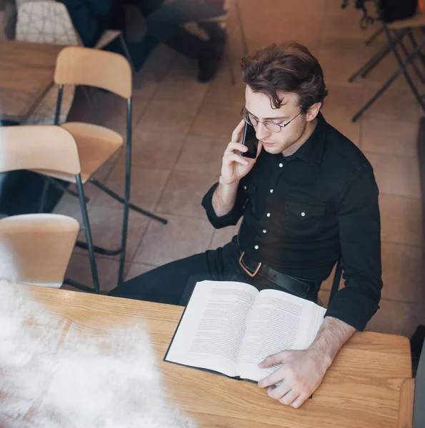 Beyaz Gömlekli Neşeli Adamı Kafede Oturup Kitap Okuyor — Stok fotoğraf