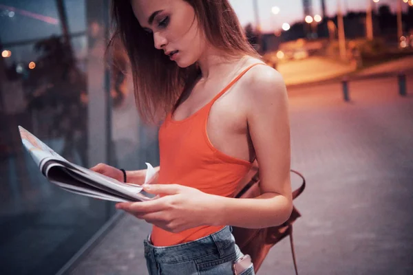 Young Girl Costs Night Terminal Airport Station Reading City Map — Stock Photo, Image