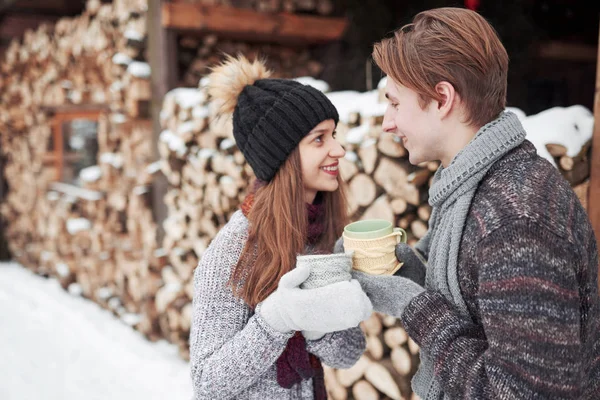 Foto Homem Feliz Mulher Bonita Com Copos Livre Inverno Férias — Fotografia de Stock