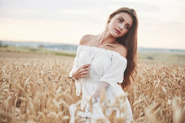 Güneşin Altındaki Buğday Tarlasında Mutlu Bir Genç Kız — Stok fotoğraf