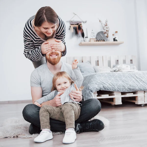 Felice Famiglia Madre Padre Figlia Casa — Foto Stock